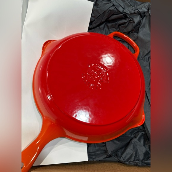 New Le Creuset Signature handle 10.25inch Enamel Cast Iron Skillet MSRP:$230 - Picture 5 of 8